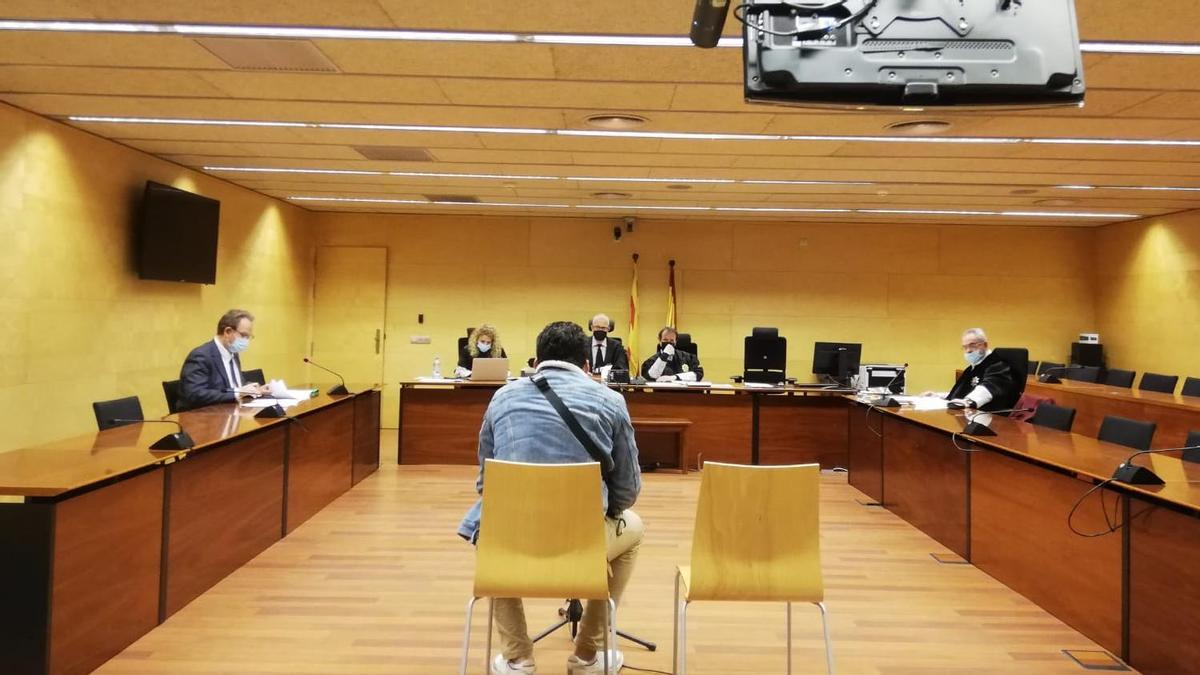 L&#039;acusat d&#039;esquenes durant el judici a l&#039;Audiència de Girona