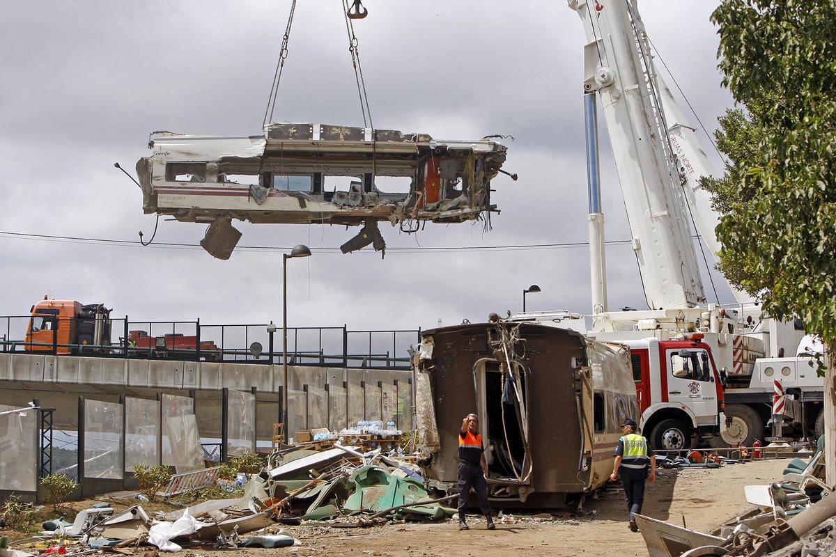 Un día después del trágico accidente ferroviario ocurrido en la curva de Angrois