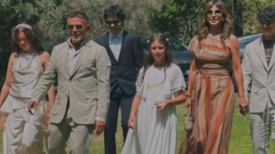 Alejandro Sanz con sus hijos el día de su Primera Comunión en su finca de Jarandilla.