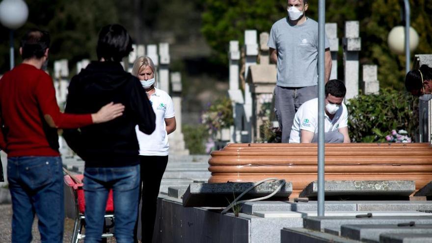 Celebración de un entierro por un fallecido a causa del coronavirus.