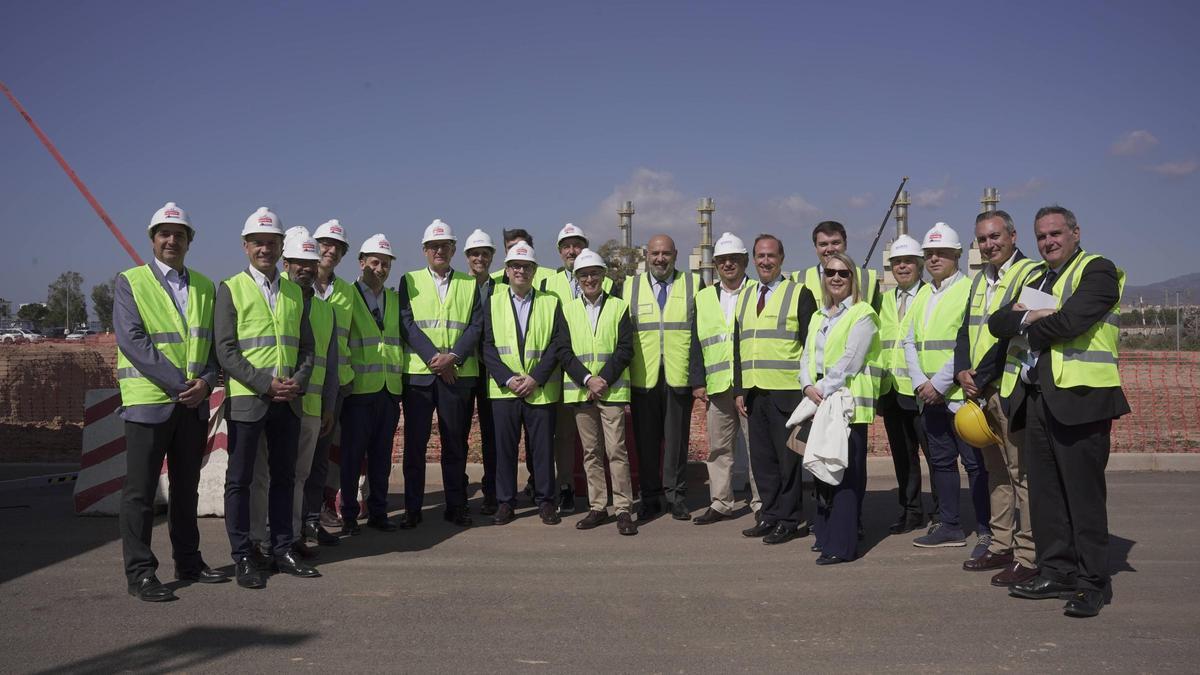 Autoridades y responsables de las obras, esta mañana.