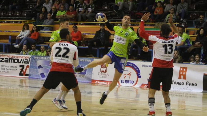 Balonmano | El Zamora Rutas del Vino logra una victoria descomunal para pasar de ronda