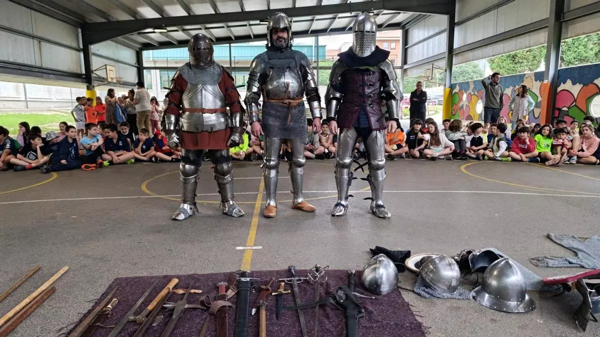Caballeros medievales toman la fortaleza del colegio de La Fresneda: "Hoy es difícil conseguir este tipo de armaduras"