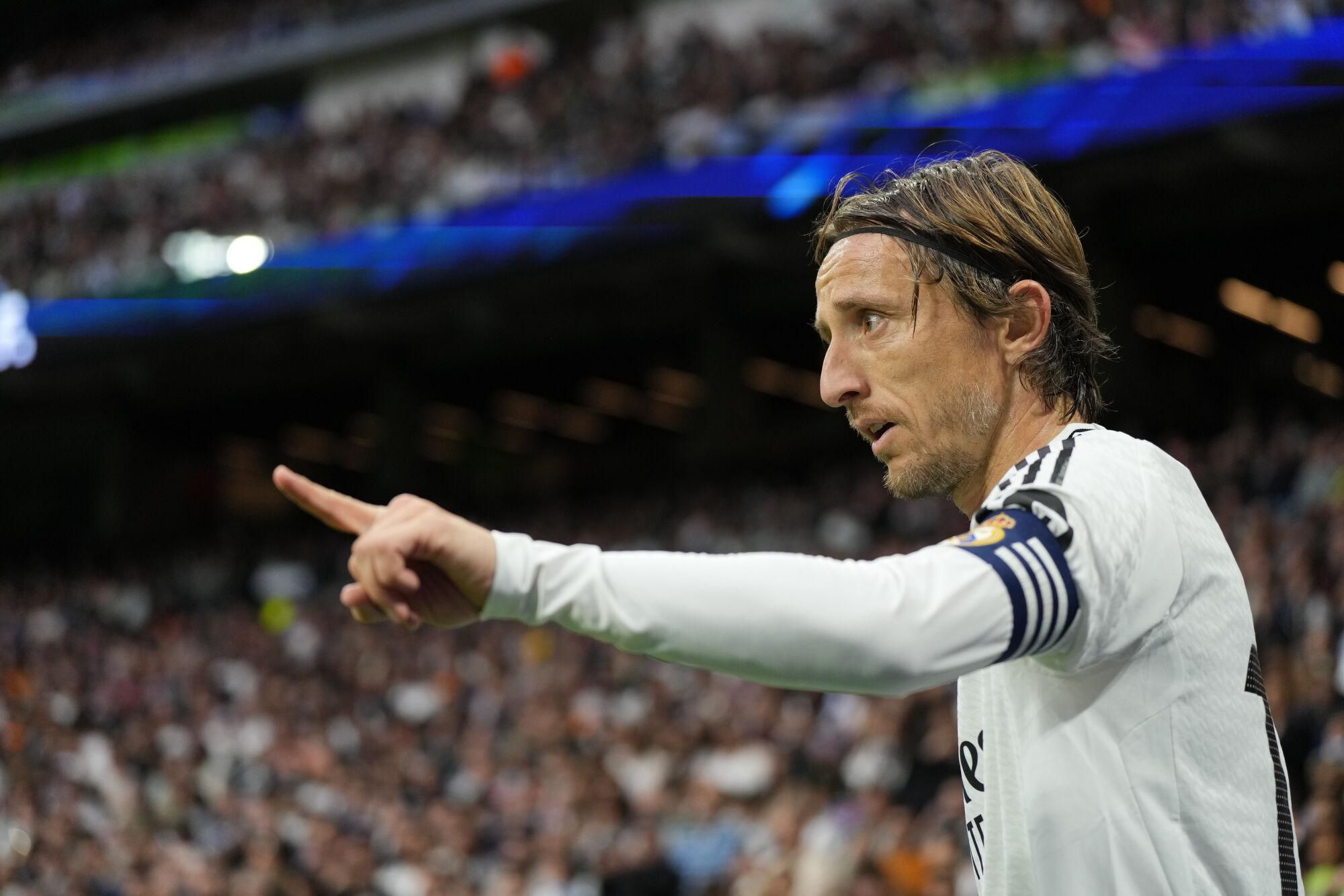 Real Madrid's Luka Modric gestures during the Spanish La Liga soccer match between Real Madrid and Girona at the Santiago Bernabeu stadium in Madrid, Spain, Sunday, Feb. 23, 2025. (AP Photo/Manu Fernandez)