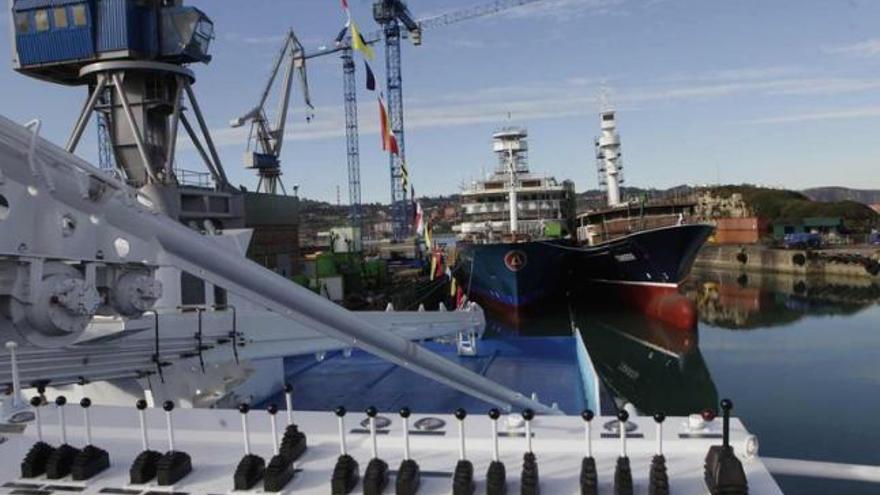 A la derecha de la foto, el momento en el que la botella de sidra se estrella contra el casco del pesquero. A la izquierda, la madrina del &quot;Gijón&quot;, María Luisa Gutiérrez de Suárez. | ángel gonzález