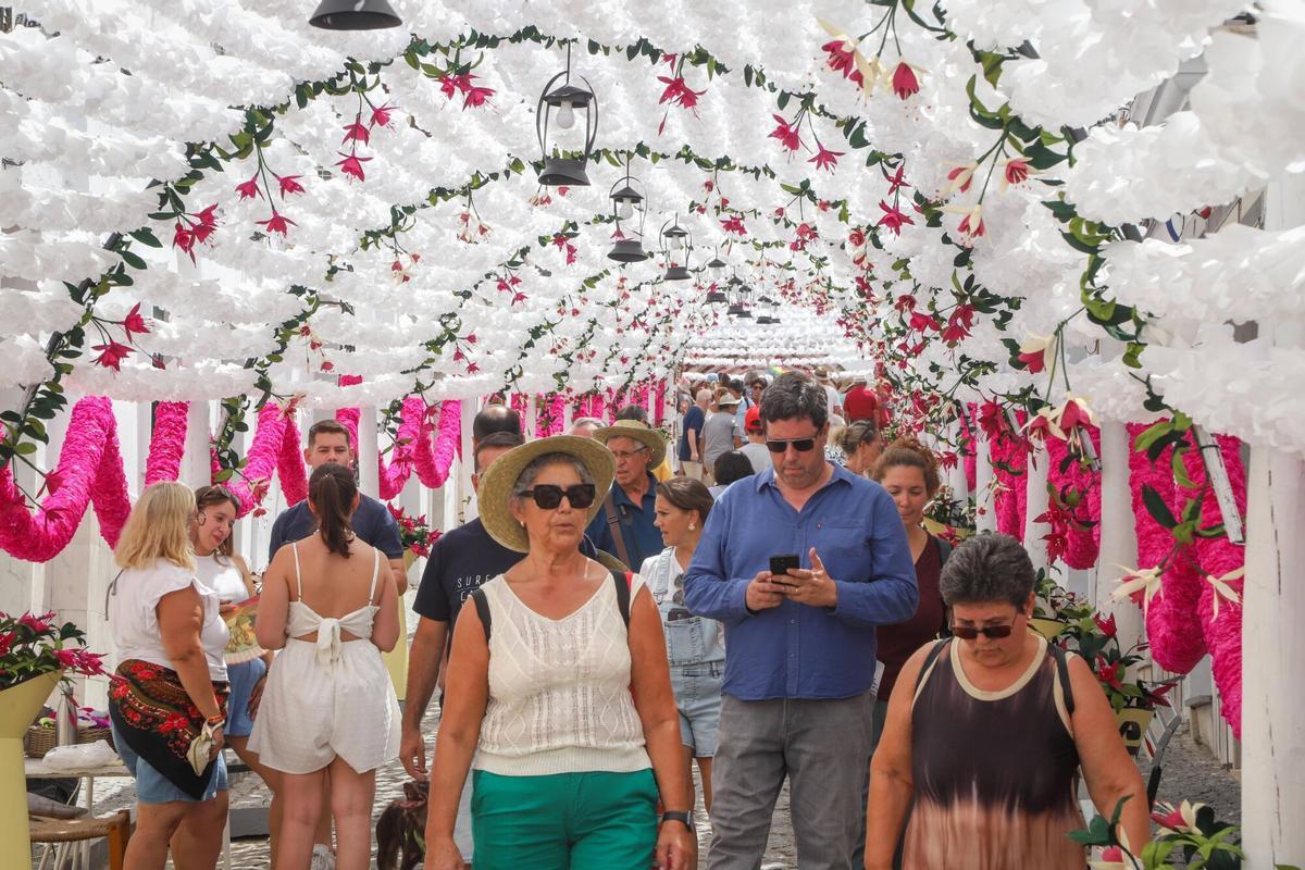 El público pasea por una de las calles engalanadas de Campo Maior durante la última edición de las Festas do Povo.