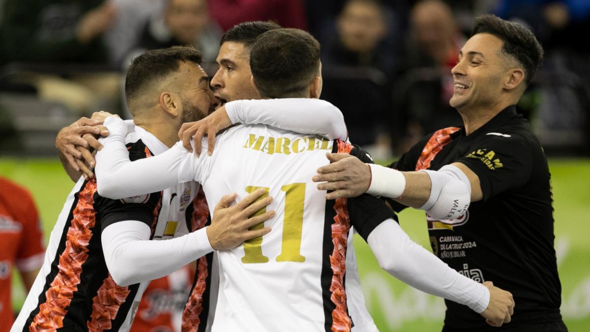 Marcel celebra uno de sus tres goles con sus compañeros