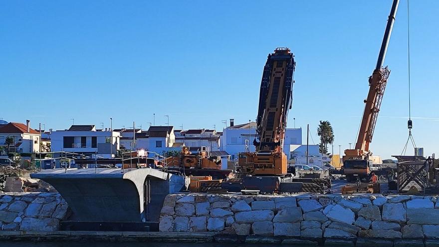 Las máquinas volvieron a ponerse a trabajar ayer en la pasarela que cruzará el río Cervol, en Vinaròs.   | JAVIER FLORES