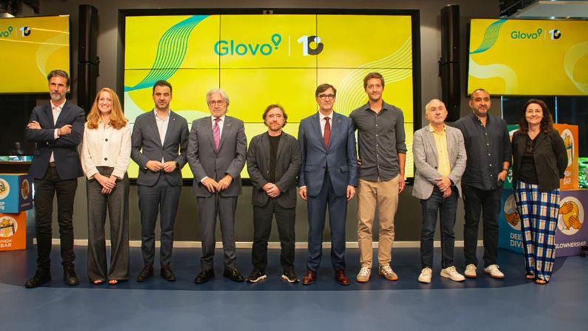 Lorenzo Di Pietro (Barcelona Activa); Nadia Quevedo (Ajuntament de Barcelona), Pol Gibert (Generalitat), Josep Sánchez Llibre (Foment del Treball), Sacha Michaud (Glovo), el president Salvador Illa, Oscar Pierre, (Glovo), Pepe Álvarez (UGT), Javier Pacheco (CCOO), Mercè Conesa (Barcelona Global)