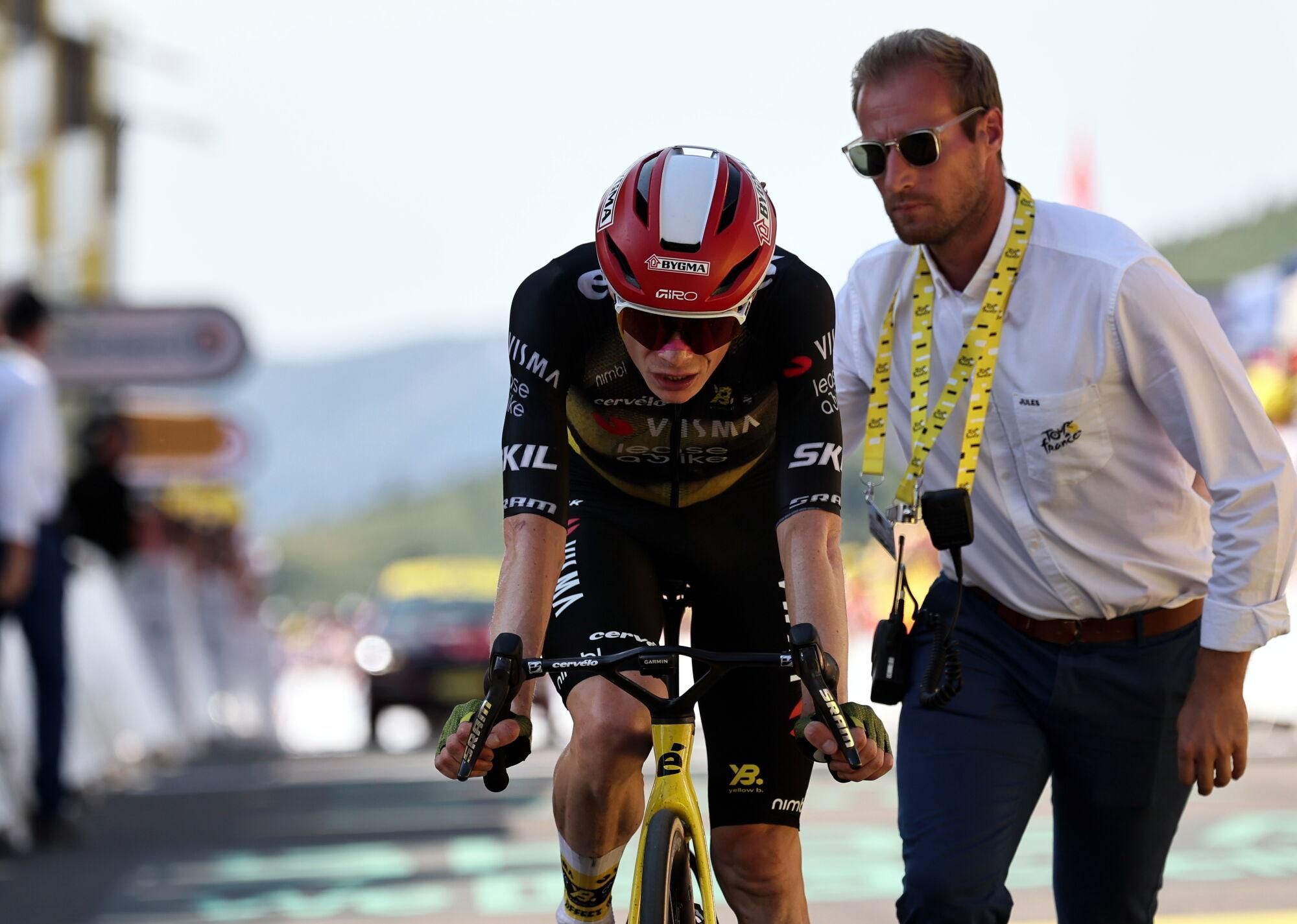 HAUTACAM (France), 17/07/2025.- Danish rider Jonas Vingegaard of Team Visma-Lease a Bike arrives at the finish of the 12th stage of the Tour de France cycling race over 180.6km from Auch to Hautacam, France, 17 July 2025. (Ciclismo, Francia) EFE/EPA/CHRISTOPHE PETIT TESSON