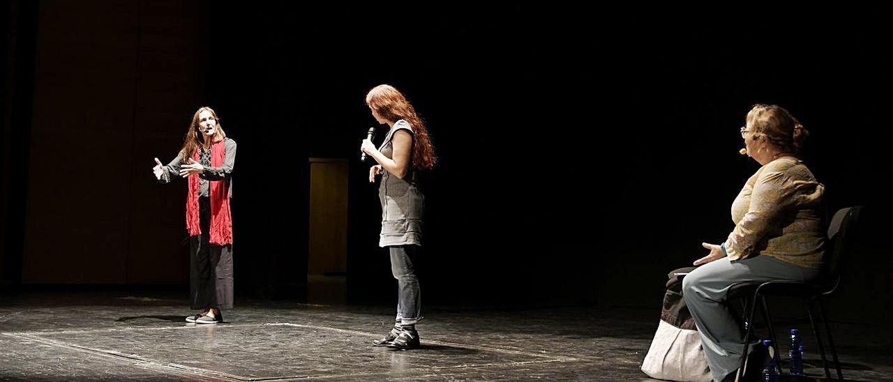 Enedina Sanna y Catherine Favret, en el escenario, con la traductora. | A.P.