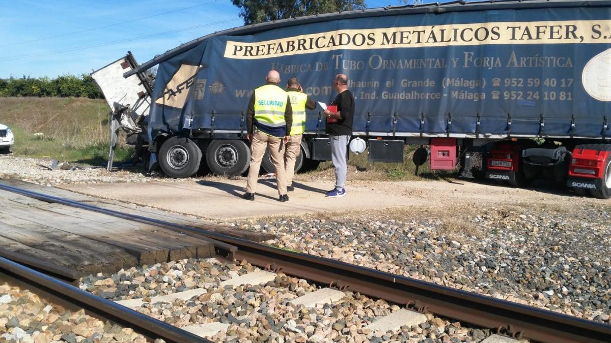 Un tren choca con un camión en un paso a nivel cerca de Palma del Río