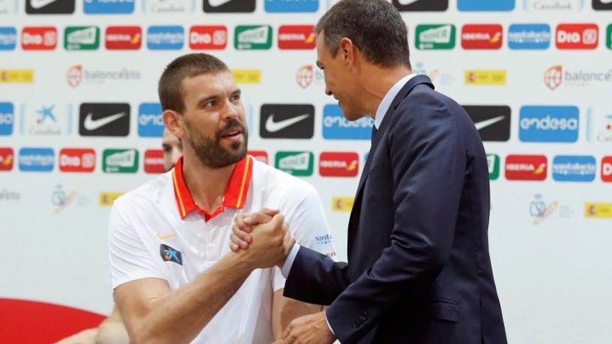 Una foto en la que Marc Gasol saluda a Pedro Sánchez.