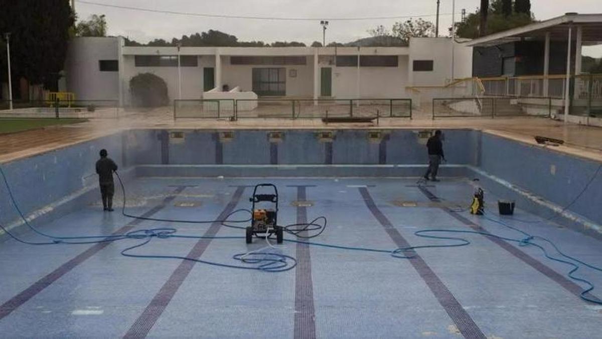 Foto de archivo de la limpieza de la piscina.