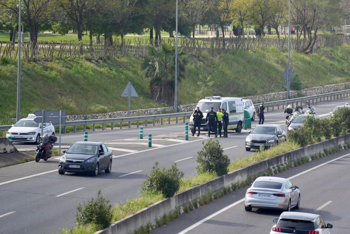 Agentes de la Policía Local en la zona del accidente en el que un motorista ha resultado herido grave, en la A-3050, este lunes por la mañana.