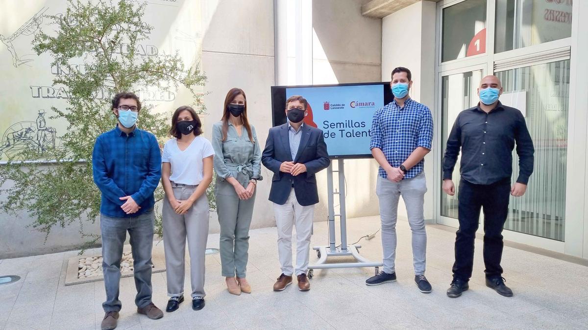 Los ganadores del concurso junto a la consejera de Empleo, Nerea Santana, y el presidente de la Cámara de Comercio de Lanzarote y La Graciosa, José Torres.