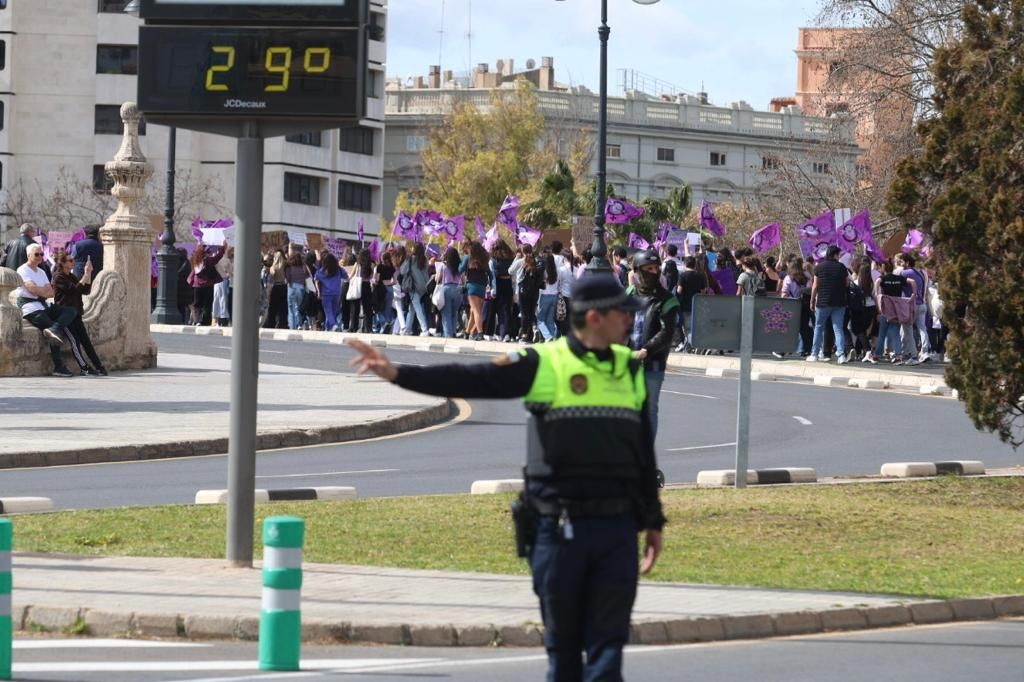 Las estudiantes toman las calles de València en el 8M