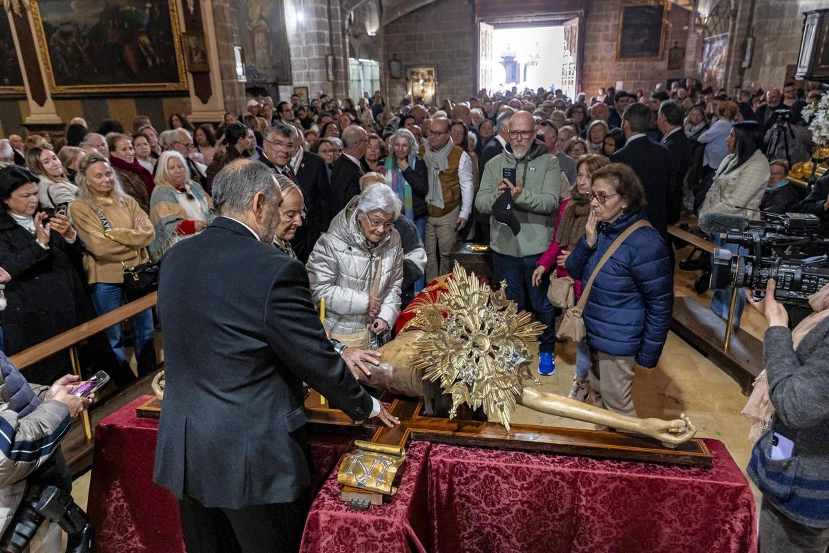 Devotos veneran el Crist de la Sang