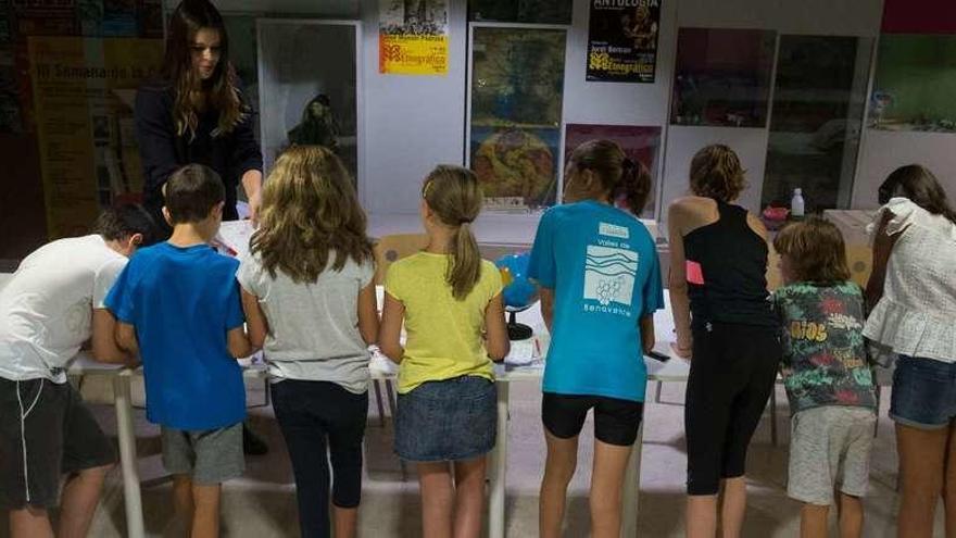 Los asistentes al taller escuchan a la monitora, Mariel Rodríguez.