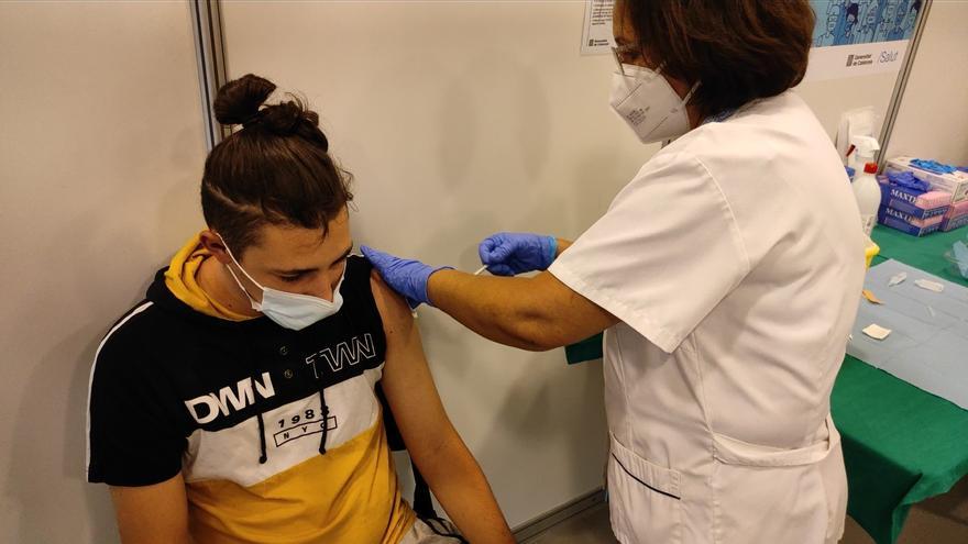 Crida a Figueres perquè majors de 12 anys vagin a vacunar-se sense cita