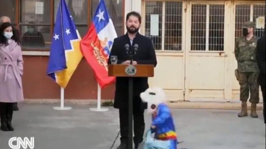 Qui és el nen disfressat de Superman que apareix al costat del president de Xile en el seu discurs?