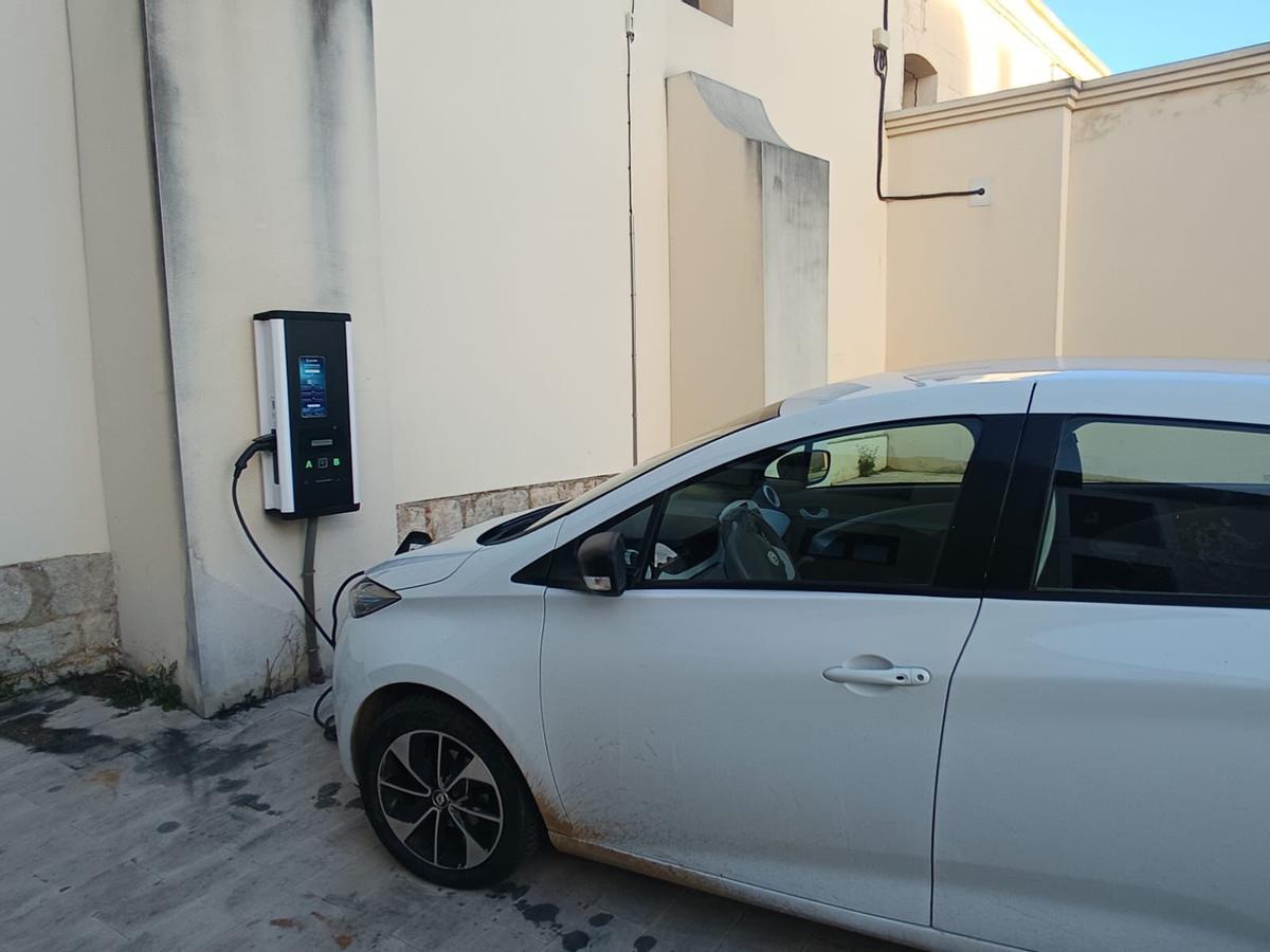 Un vehículo carga en el nuevo punto disponible en Toro.