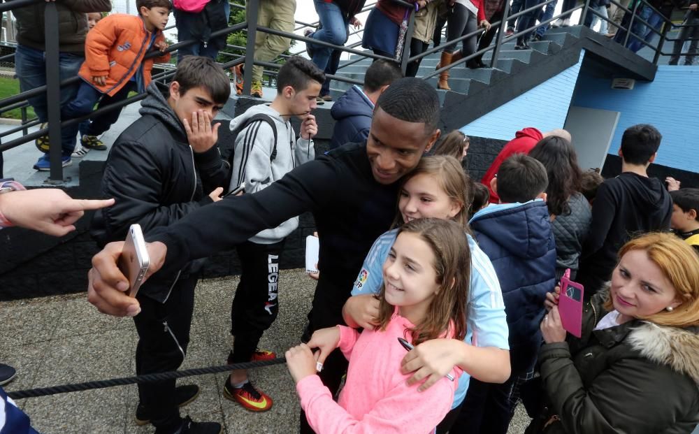 Las gradas de A Madroa se llenan de aficionados en el primer entrenamiento a puerta abierta del Celta después de caer eliminado ante el Manchester United