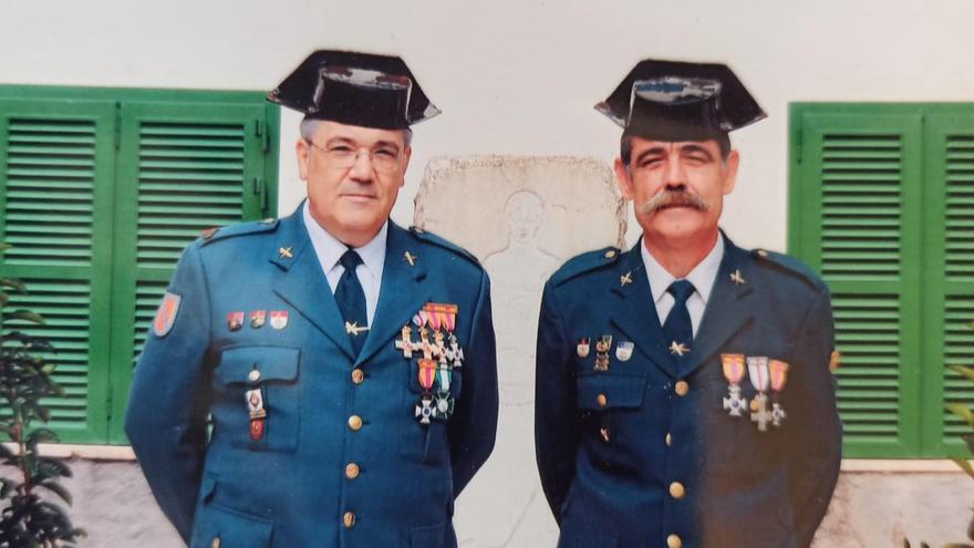 Juan Galán, a la izquierda, durante una reciente celebración de la Patrona de la Guardia Civil.