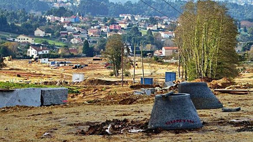 Zona donde se construirá el primer edificio, junto a los árboles que bordean el regato de Xaz.