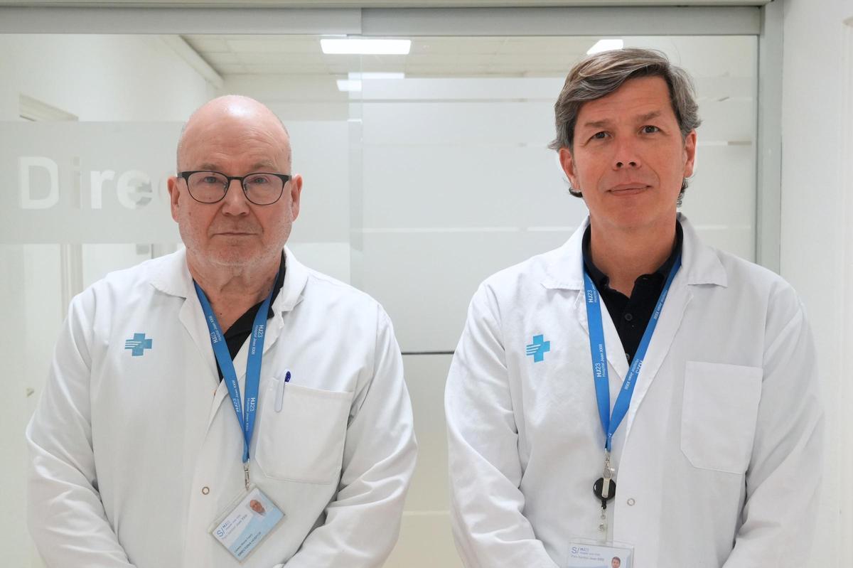 Llorenç Mairal (izquierda), exdirector, y Jesús Gálvez, nuevo director del Hospital Joan XXIII de Tarragona.