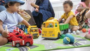 Niños del barrio disfrutando de la temperatura acondicionada en este espacio de Cáritas en Hospitalet.