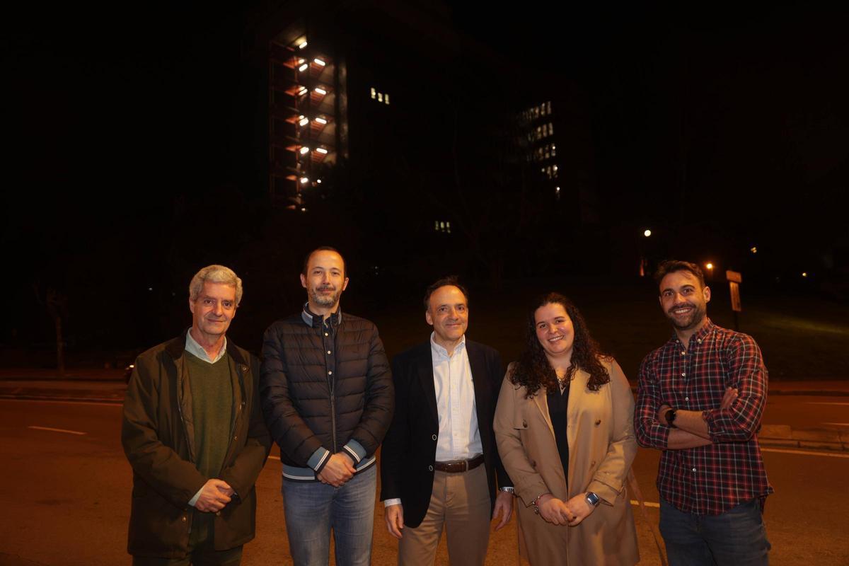 Juan Pablo Rodrigo, en el centro, con su equipo del Decanato de Medicina: Juan Argüelles Luis, secretario, y los vicedecanos Fernando López Álvarez, Yolanda García Mesa y Rubén Cuesta Barriuso.