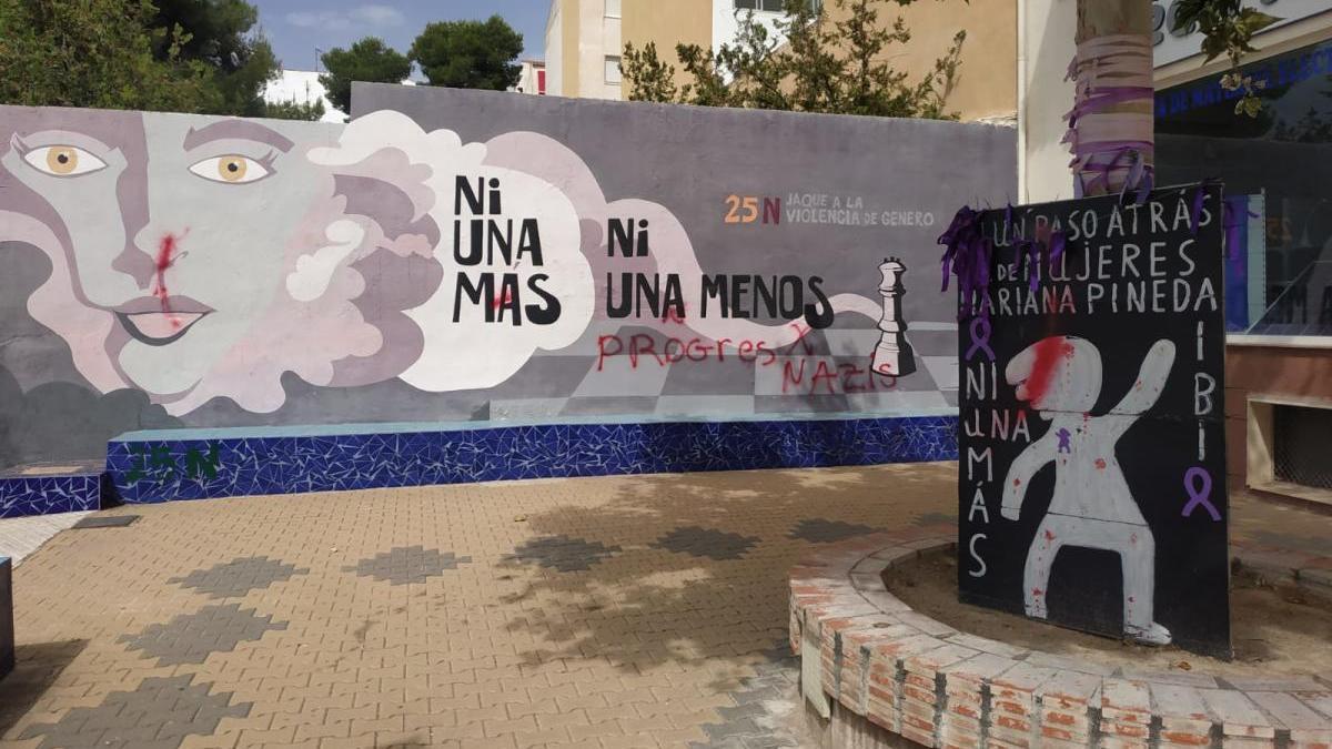 Imagen de las pintadas sobre el mural de Fefeto en la plaza 25 de Noviembre.