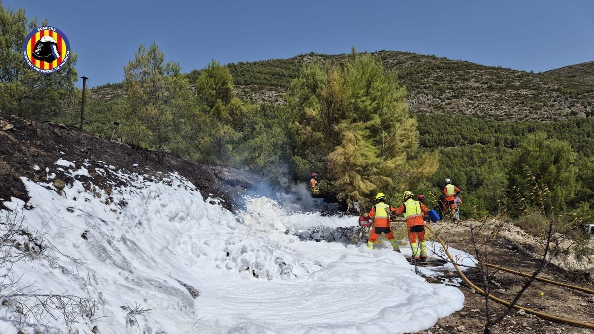 Los bomberos atajan el fuego en Aielo de Malferit.