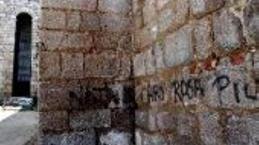 El Consorcio estudia eliminar las pintadas de la alcazaba