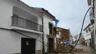 La borrasca Leonardo derrumba parte del antiguo colegio de monjas de Aldeanueva de la Vera: "Se volverá a levantar, si Dios quiere"