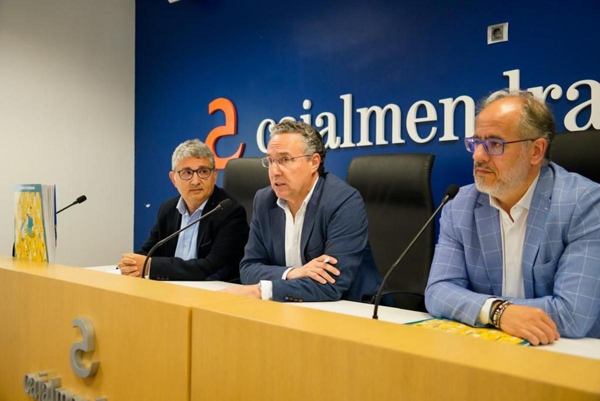 El director de El Periódico Extremadura, Antonio Cid de Rivera, en el centro, entre el periodista Juan José Ventura (izquierda) y el gerente de El Periodico Jesus Contreras.