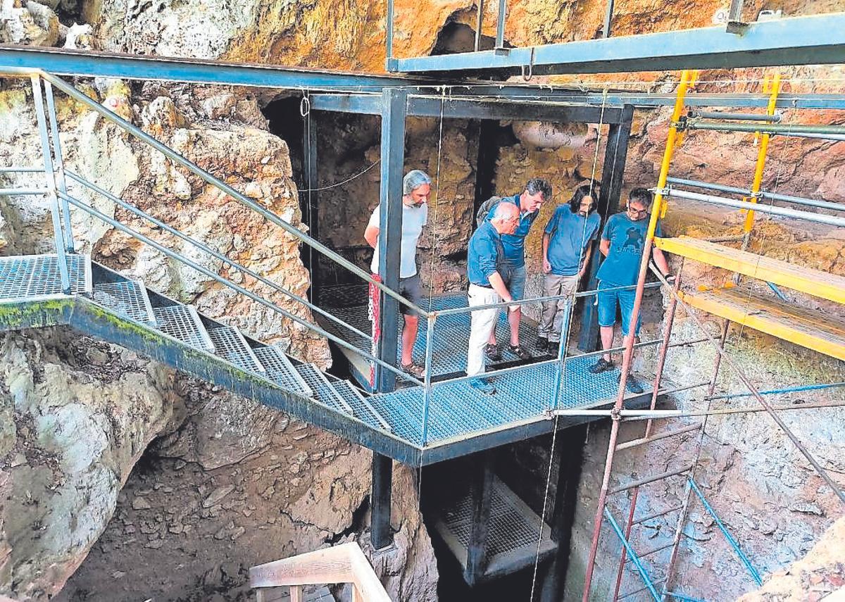 Julià Maroto (al centre de la imatge) a la cova de l’Arbreda de Serinyà.