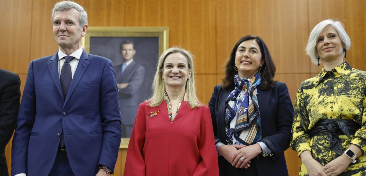 En el centro, la Valedora do Pobo, acompañad  por el presidente gallego y representantes de los grupos.