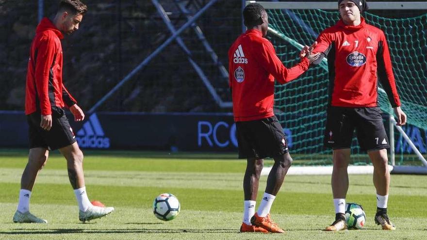 Brais Méndez, Pione Sisto y Maxi Gómez, el miércoles, al iniciar el entrenamiento en A Madroa. // Ricardo Grobas