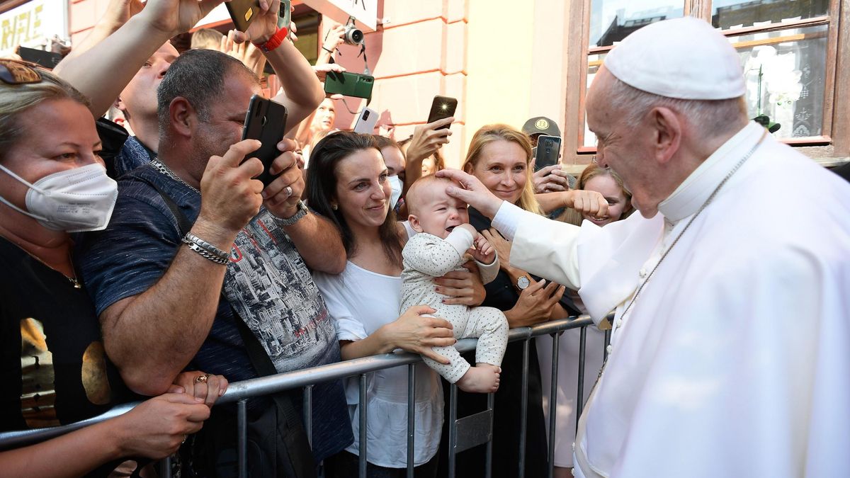 El Papa saluda a un grupo de fieles la semana pasada en Eslovaquia.