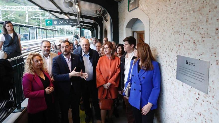 Por la derecha, Belén Rebollo, su hijo Alejandro, María José y Alejandro Rebollo hijo, Adrián Barbón, Carlos Paniceres y Gema Álvarez, ante la placa en homenaje al impulsor de la variante ferroviaria.