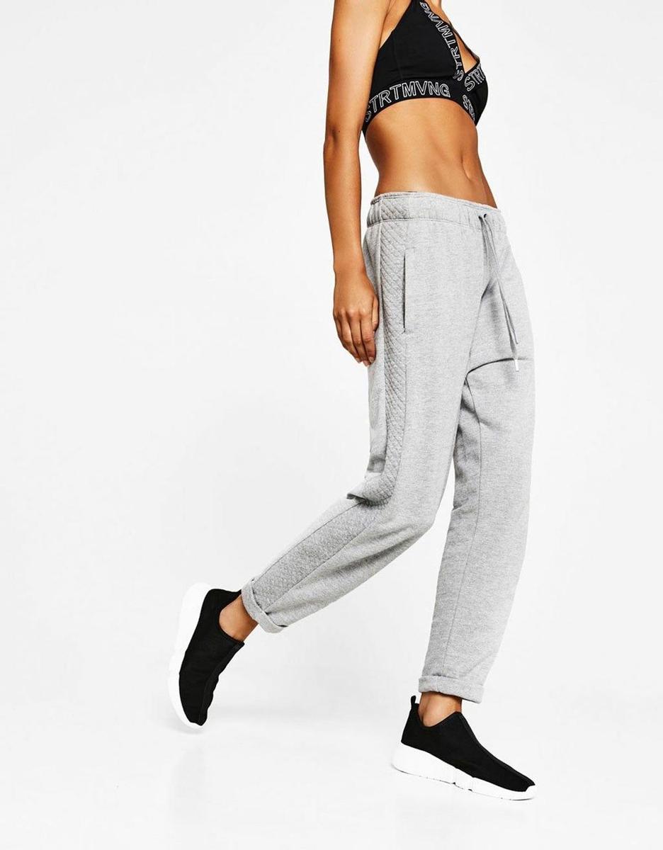 Pantalón jogger gris de Bershka (Precio: 17,99 euros)