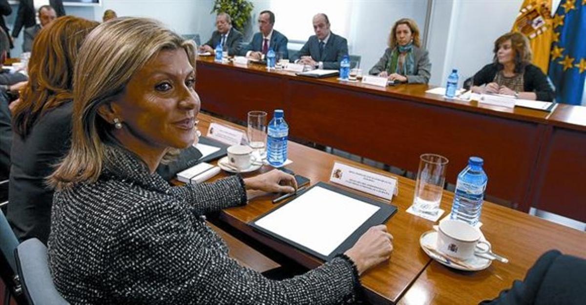 María de los Llanos de Luna, amb la resta de delegats del Govern, a la reunió que va presidir Soraya Sáenz de Santamaría, ahir a Madrid.