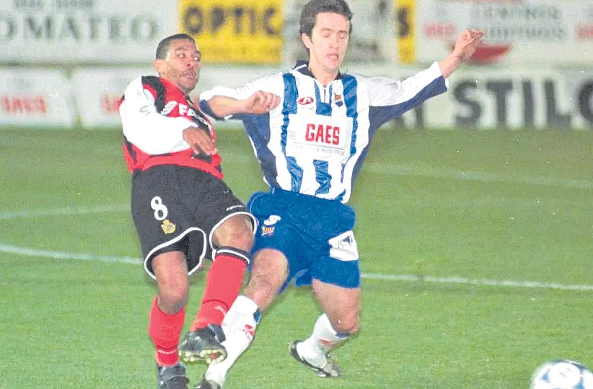 Pep Pagès i Djalminha, al Figueres-Deportivo del 2002.