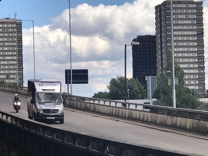 La zona cercana al edificio incendiado en Londres, este jueves