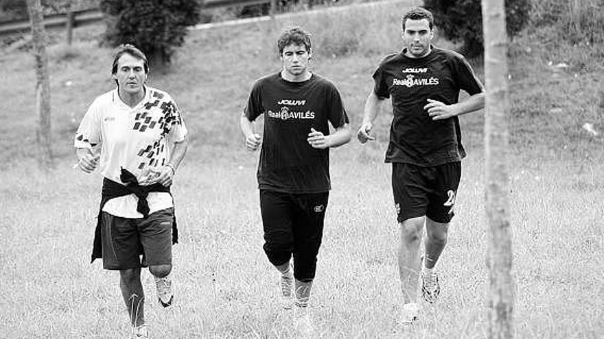 Pablo Villar, Javier Riesgo y Rubén López, ayer, durante un entrenamiento en Quinzanas (Pravia).