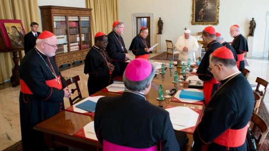 El papa Francisco, ayer, durante una reunión con varios cardenales en la Biblioteca de su residencia. / efe