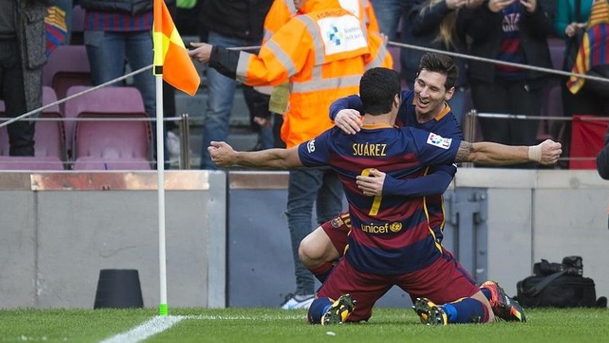 Suárez y Messi festejan el 2-1 del uruguayo al Atlético en el Camp Nou.