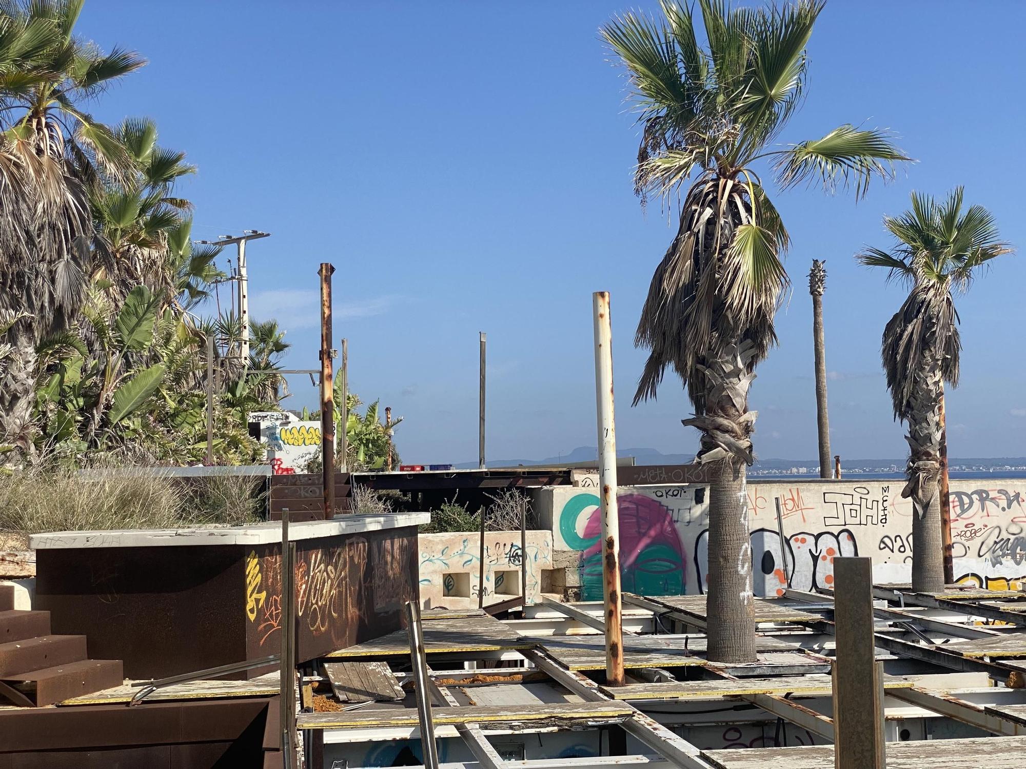 FOTOS: Estos son los restos del beach club Lolita sobre el fortín de San Carlos de Palma que la Autoridad Portuaria retirará